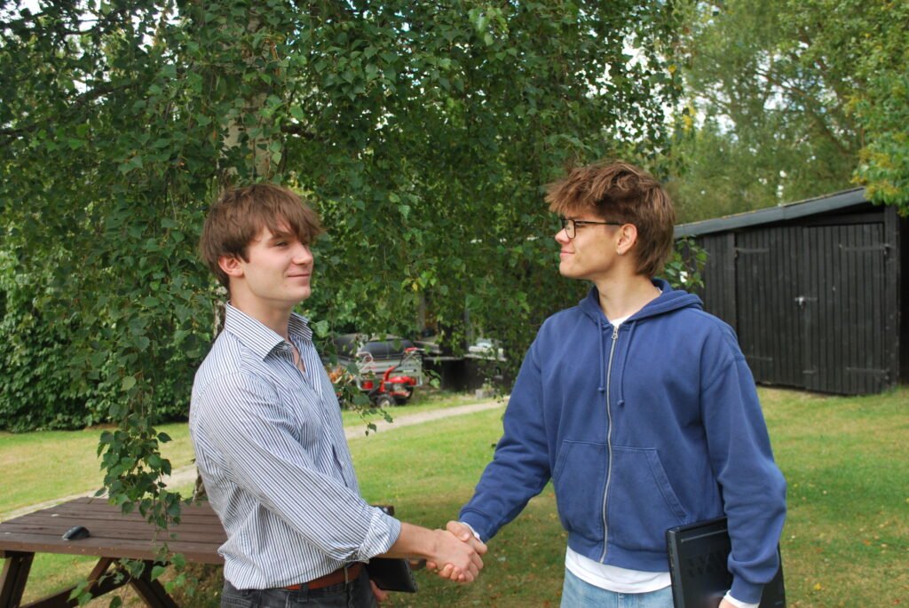 Morten og Ejnar fra BuildSupport trykker hånd